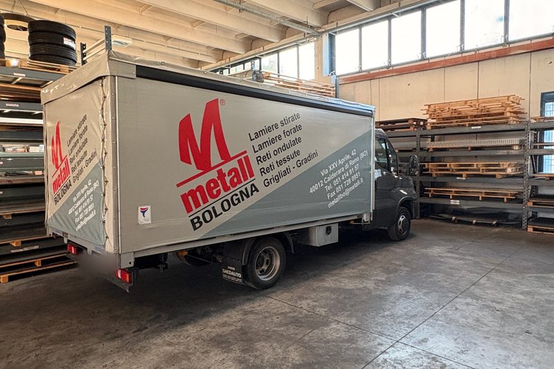 Il camion Metall Bologna carico per le consegne