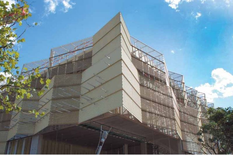 Edificio rivestito con lamiera stirata