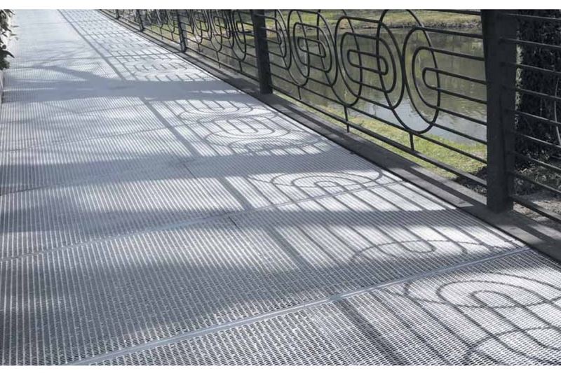 Camminamento in grigliato stirato maglia 21