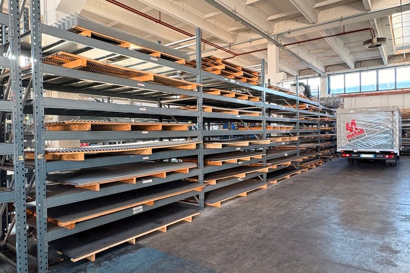 Il magazzino Metall Bologna: scaffali di lamiere forate, reti stirate e grigliati pronti a consegna